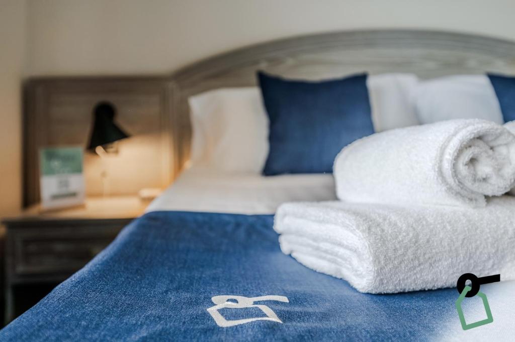 Postel nebo postele na pokoji v ubytování Hotiday Room Collection - Stresa