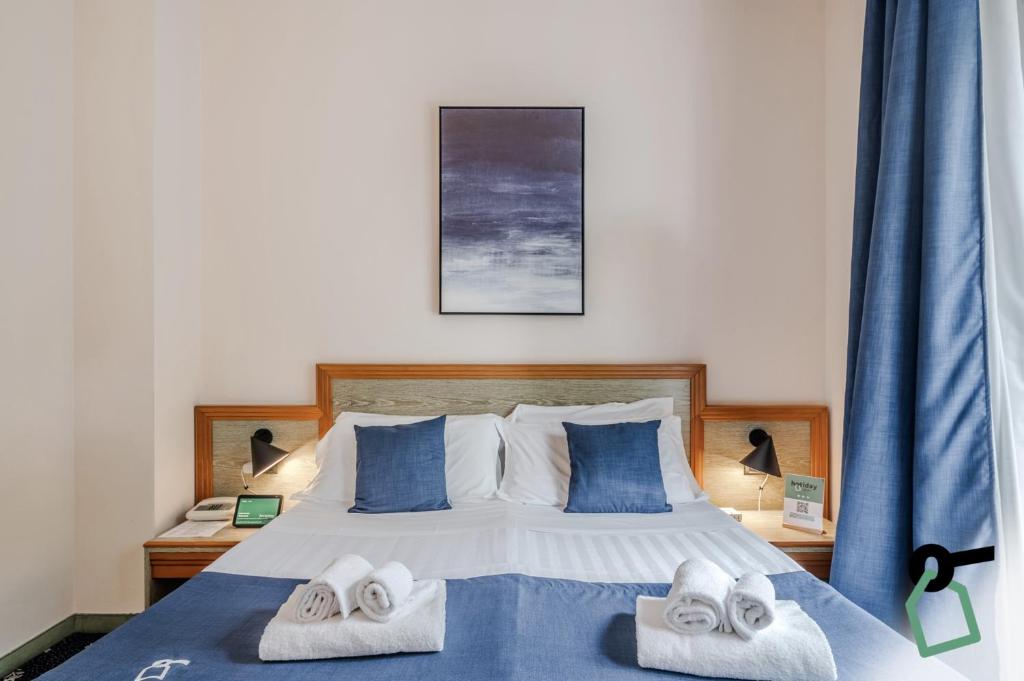 Postel nebo postele na pokoji v ubytování Hotiday Room Collection - Stresa