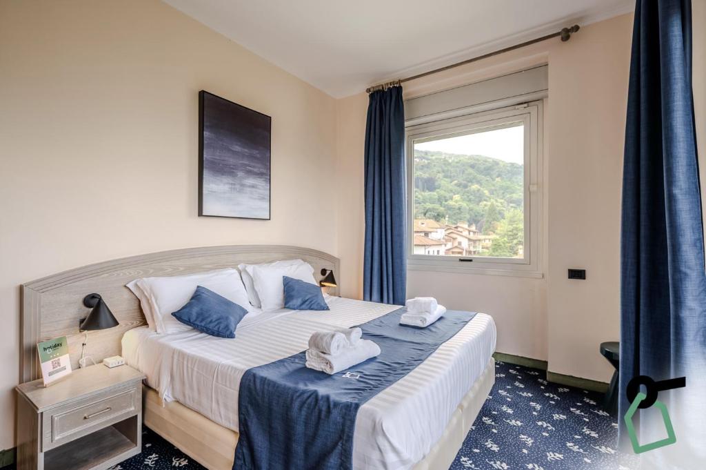 Postel nebo postele na pokoji v ubytování Hotiday Room Collection - Stresa