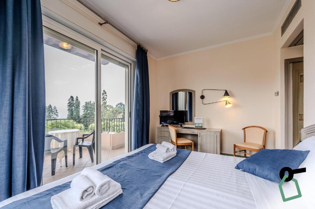 Postel nebo postele na pokoji v ubytování Hotiday Room Collection - Stresa