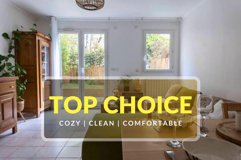 Elle offre une vue sur un salon avec un panneau haut de gamme. dans l'établissement Superb house at Nation, à Paris