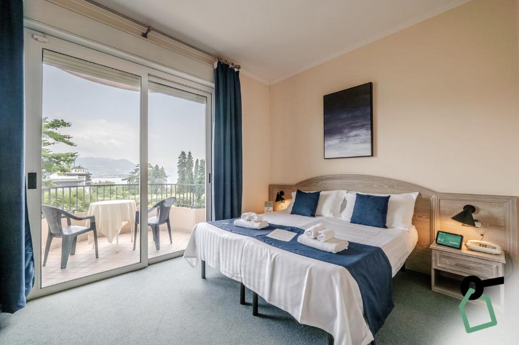 Postel nebo postele na pokoji v ubytování Hotiday Room Collection - Stresa