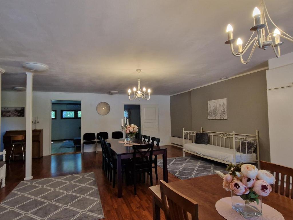 sala de estar y comedor con mesa de comedor en Ainola 1, en Syöte