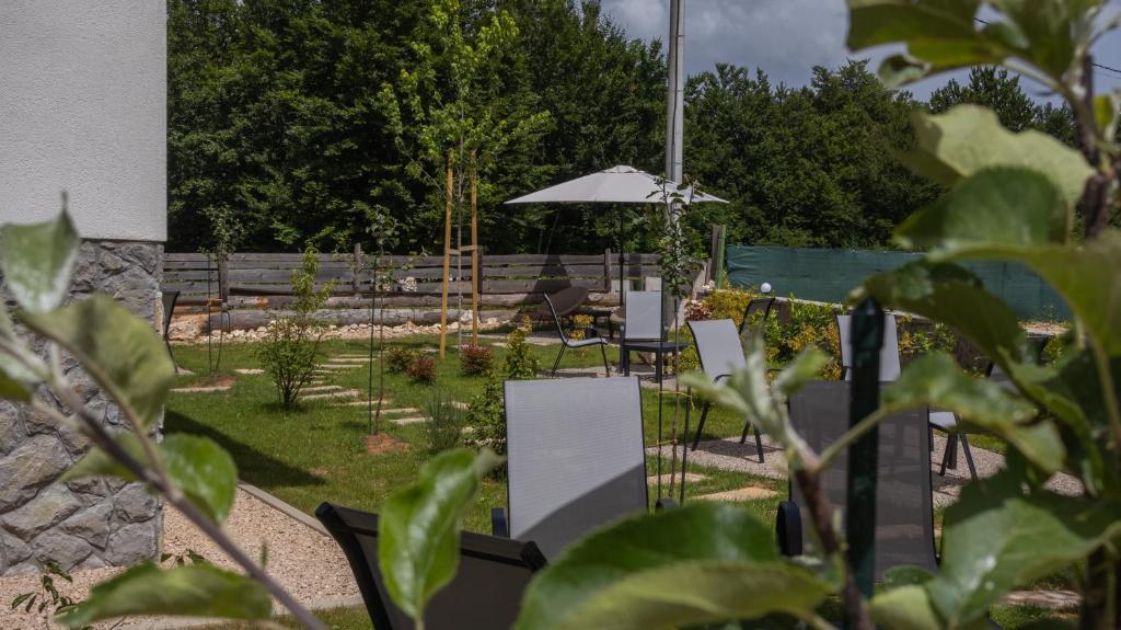 Zahrada ubytování PLITVICKA KUCA M - Holiday Lodge