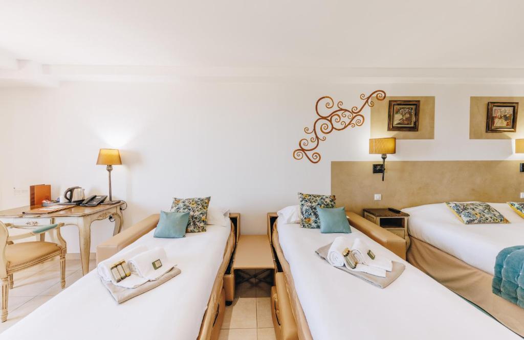 Hôtel Liberata & Spa - Habitación Familiar Con Vista Parcial Al Mar