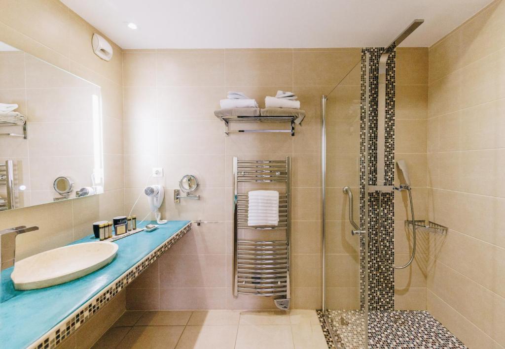 Koupelna v ubytování Hôtel Liberata & Spa