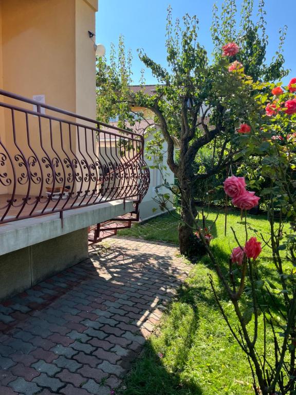 Apartment with Rose Garden & free parking 1141 Budapest, 3 Negyed utca kép - 1