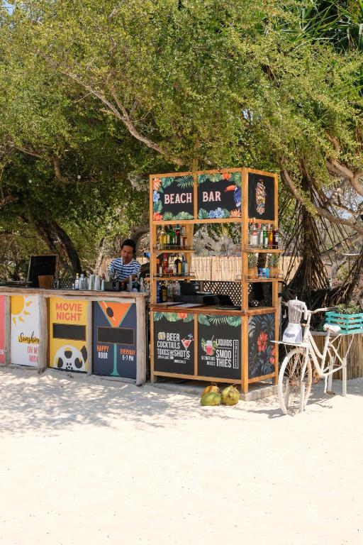Jízda na kole v ubytování Le Pirate Gili Meno - Adults Only nebo okolí