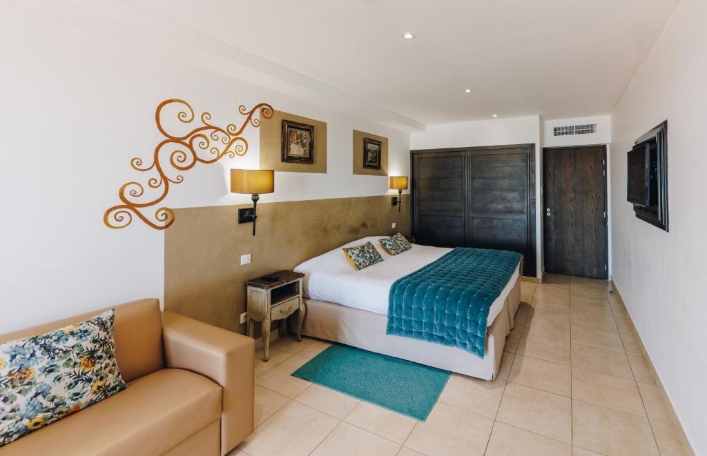 Postel nebo postele na pokoji v ubytování Hôtel Liberata & Spa