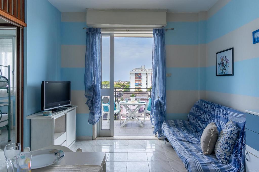 TV a/nebo společenská místnost v ubytování Lido degli Estensi Flat a due passi dalla spiaggia