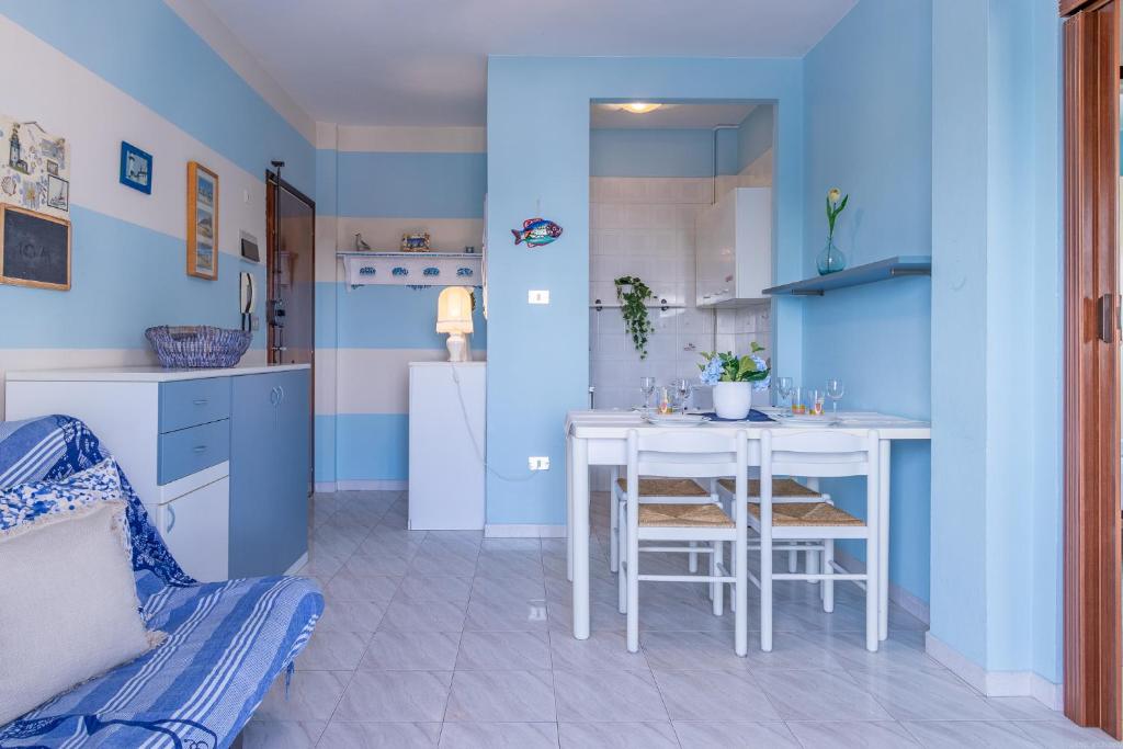 Kuchyň nebo kuchyňský kout v ubytování Lido degli Estensi Flat a due passi dalla spiaggia
