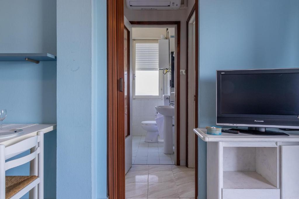 TV a/nebo společenská místnost v ubytování Lido degli Estensi Flat a due passi dalla spiaggia