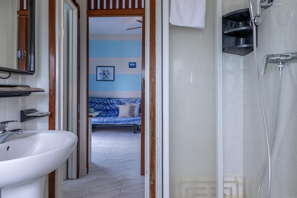 Koupelna v ubytování Lido degli Estensi Flat a due passi dalla spiaggia
