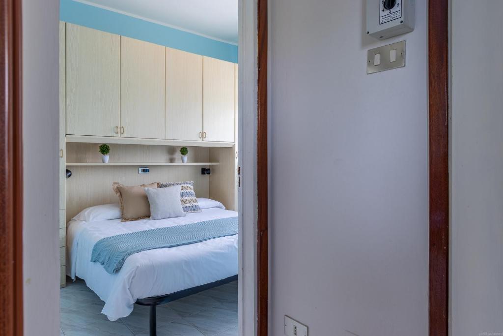 Postel nebo postele na pokoji v ubytování Lido degli Estensi Flat a due passi dalla spiaggia