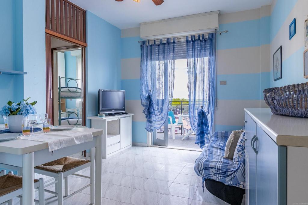 TV a/nebo společenská místnost v ubytování Lido degli Estensi Flat a due passi dalla spiaggia