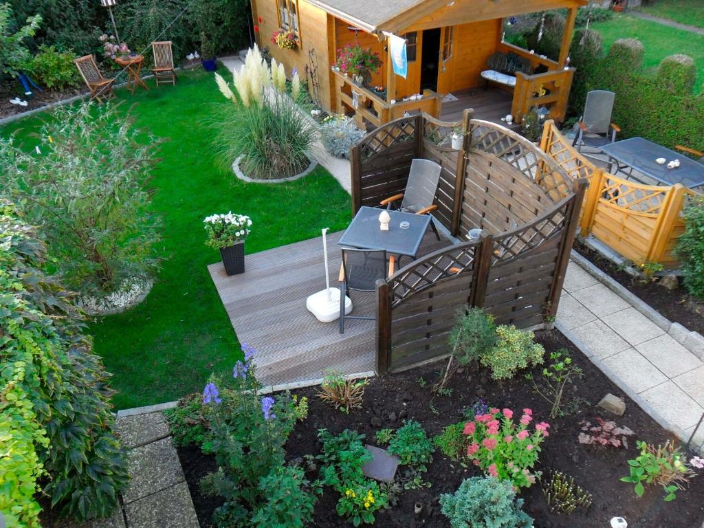 vista sul giardino con terrazza in legno di Haus Inseltraum Whg 2 a Fehmarn