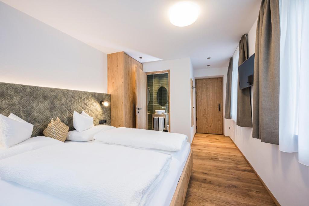 Postel nebo postele na pokoji v ubytování Gasthof Albergo Dolomiten