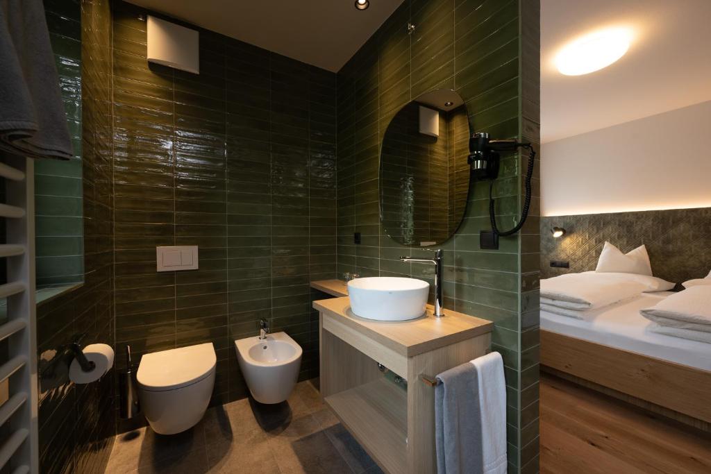 Koupelna v ubytování Gasthof Albergo Dolomiten