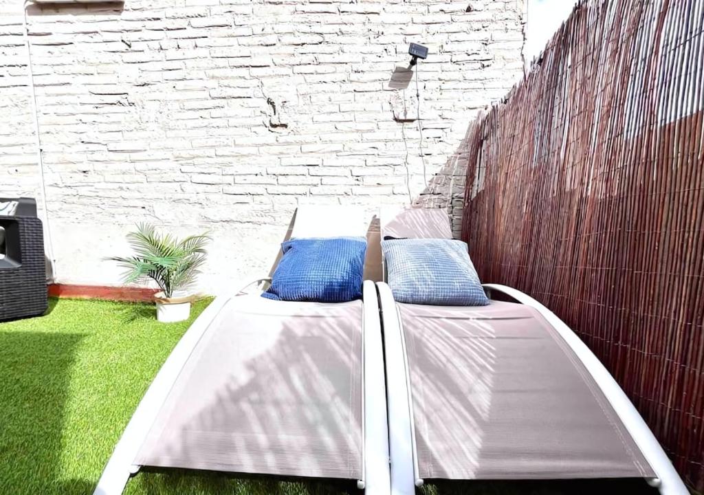 Postel nebo postele na pokoji v ubytování ツ Loft with Private Terrace 5 Minutes Walking from the Beach