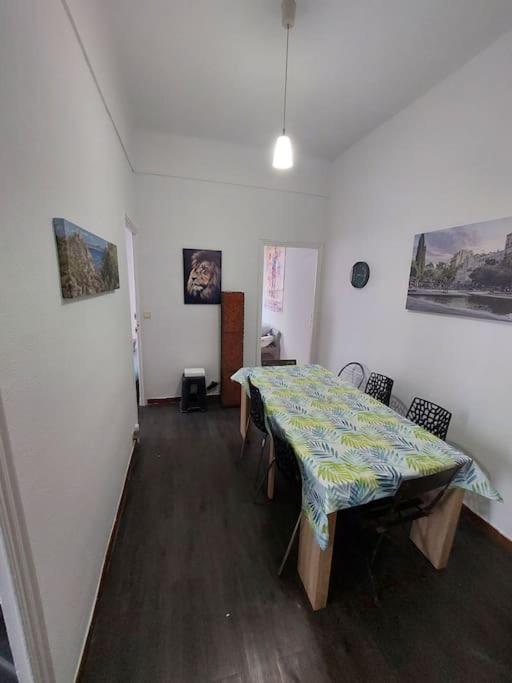 une pièce avec une table et des chaises dans l'établissement Appartement rénové proche de la gare St Charles, à Marseille