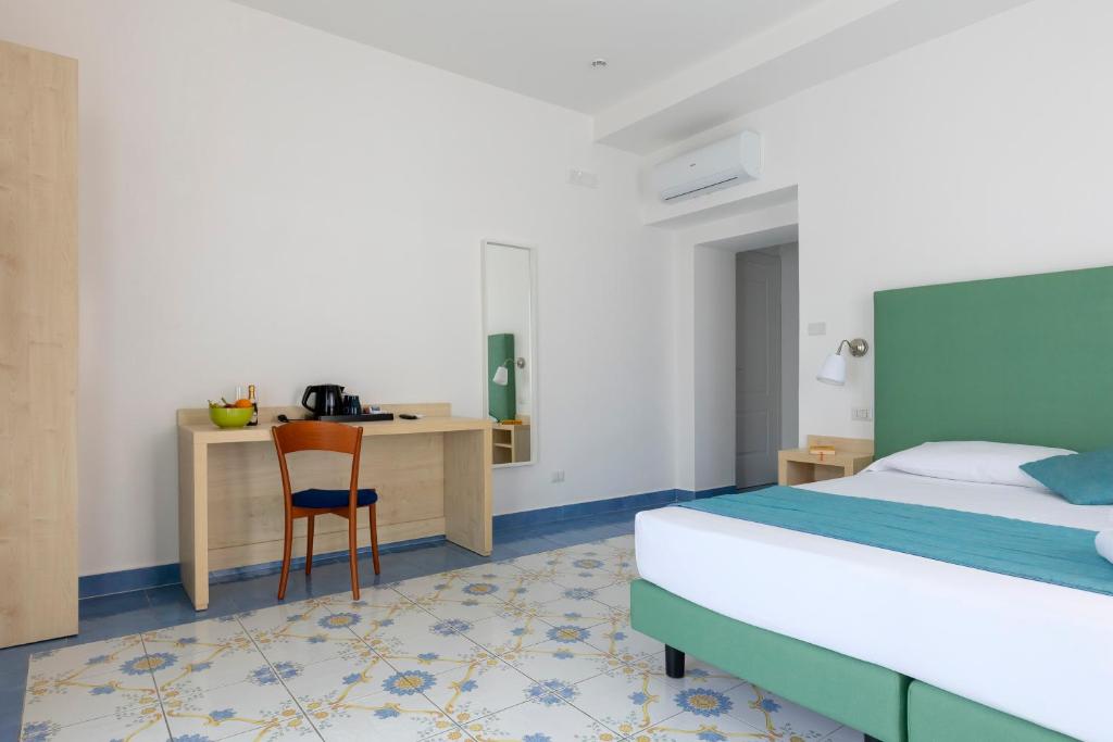 Postel nebo postele na pokoji v ubytování Napolit'amo Hotel Medina