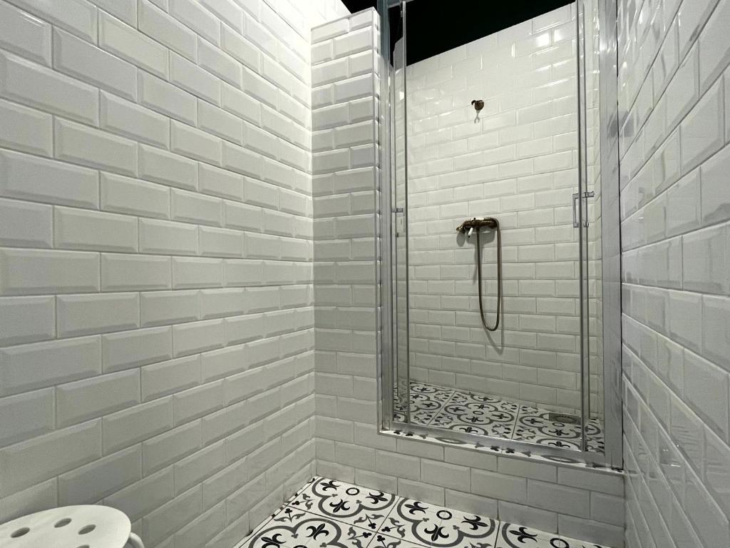 un bagno con doccia e WC di Hostel Waltz a Bratislava