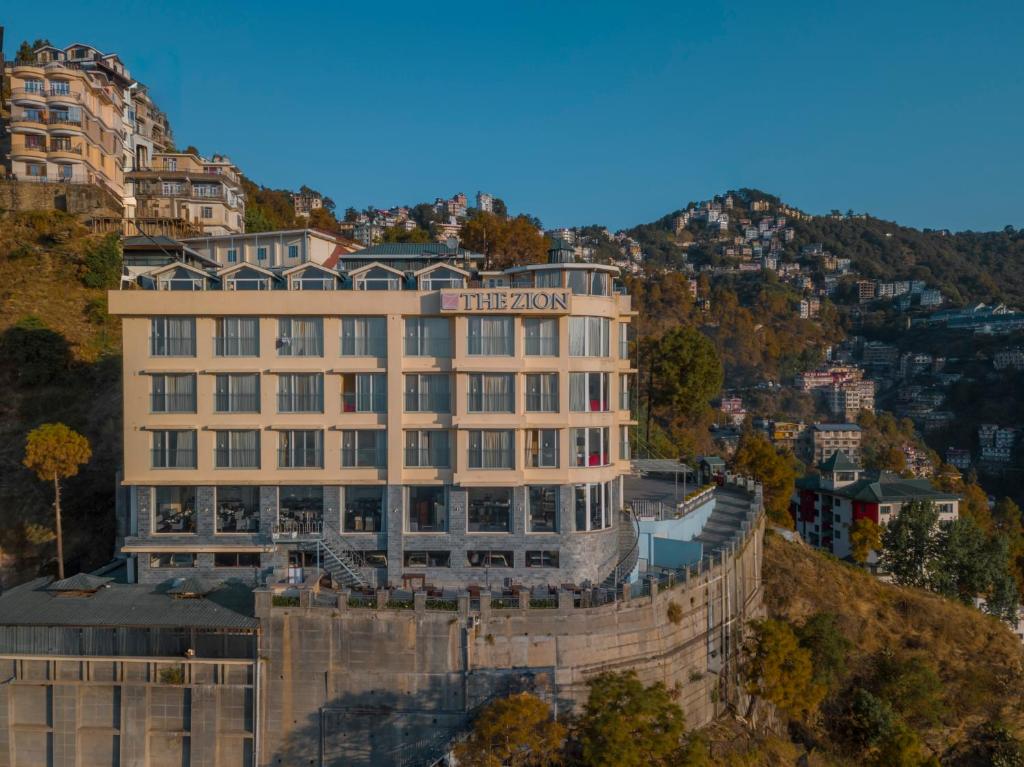 Nespecifikovaný výhled na hory nebo výhled na hory při pohledu z hotelu