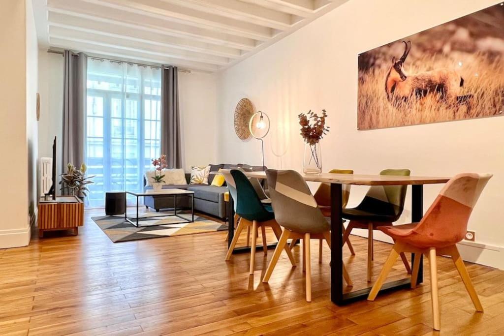 un salon avec une table, des chaises et un canapé dans l'établissement R'Apparts T3 Le Prestige Grenoblois, à Grenoble