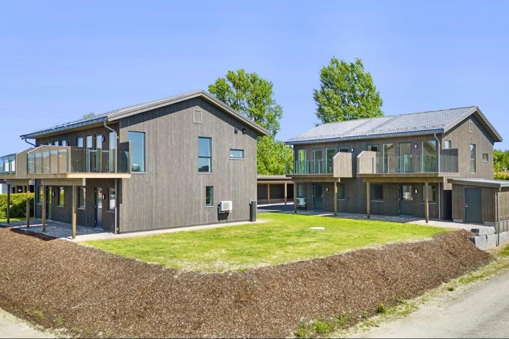 una casa grande con un patio delante en Bo moderne på Falkum med utsikt, en Skien