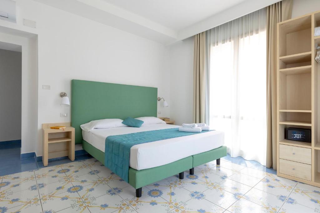 Postel nebo postele na pokoji v ubytování Napolit'amo Hotel Medina