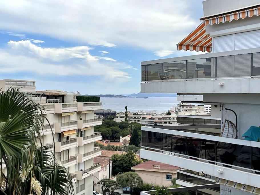 une vue d'une ville depuis un bâtiment dans l'établissement Charmant studio proche de la mer, à Antibes