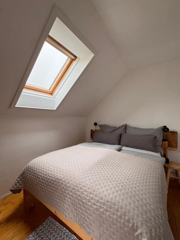Voodi või voodid majutusasutuse Ferienwohnung, nahe dem Faaker See toas
