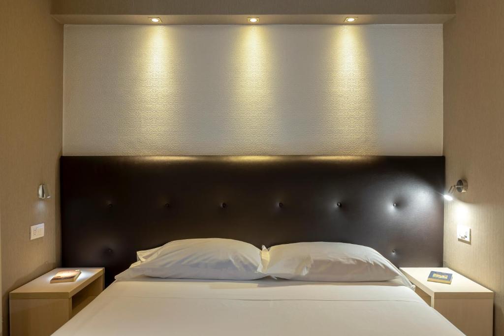 Postel nebo postele na pokoji v ubytování Napolit'amo Hotel Medina