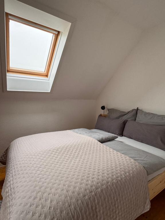 Voodi või voodid majutusasutuse Ferienwohnung, nahe dem Faaker See toas