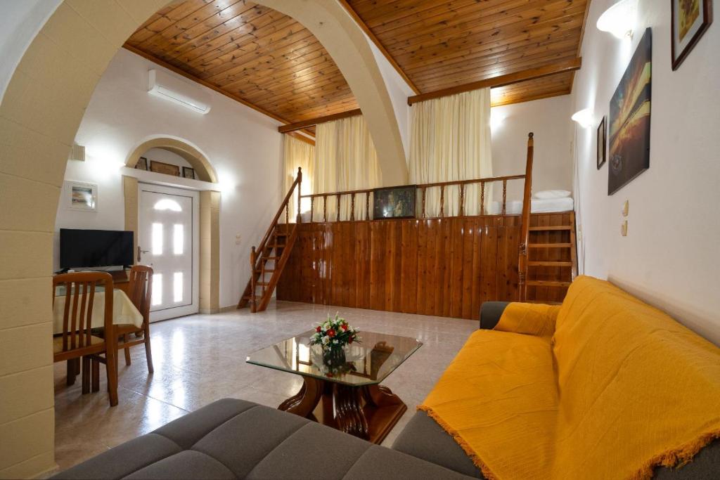 una sala de estar con un sofá y una mesa en Sofia Traditional House, en Afantou