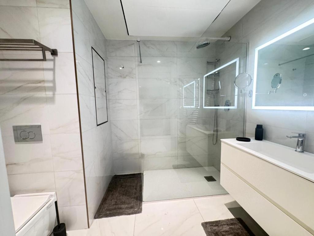 Ένα μπάνιο στο Mercury Tower Apt 508