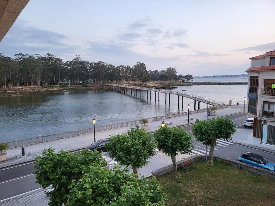 una vista de un cuerpo de agua con muelle en Apartamento de lujo en Vilanova de arousa, en Villanueva de Arosa