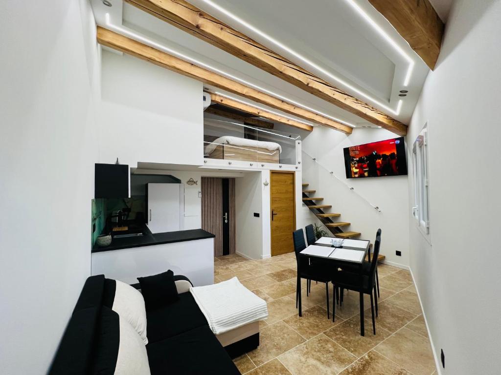 un salon avec un canapé et une table dans l'établissement Lou K-sea den, le terrier de la mer, à Cassis