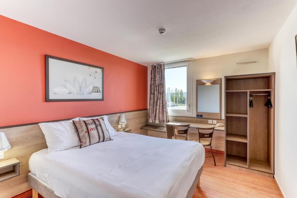 Postel nebo postele na pokoji v ubytování Ace Hotel Montluçon