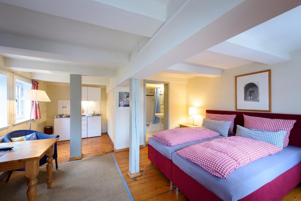 Postel nebo postele na pokoji v ubytování Hotel Pension St Nikolai