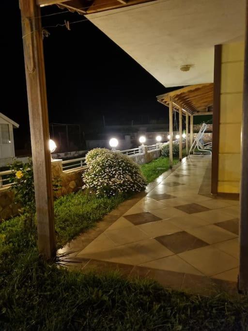 Zahrada ubytování Ayvalık Altınova Denize Sıfır Tripleks Yazlıık Villa