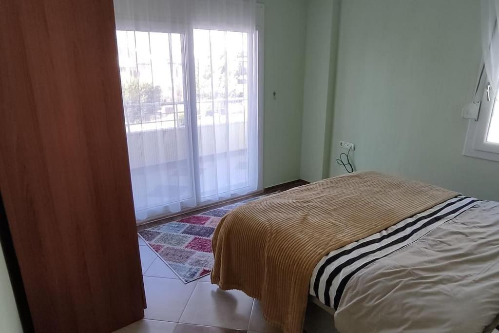 Postel nebo postele na pokoji v ubytování Ayvalık Altınova Denize Sıfır Tripleks Yazlıık Villa