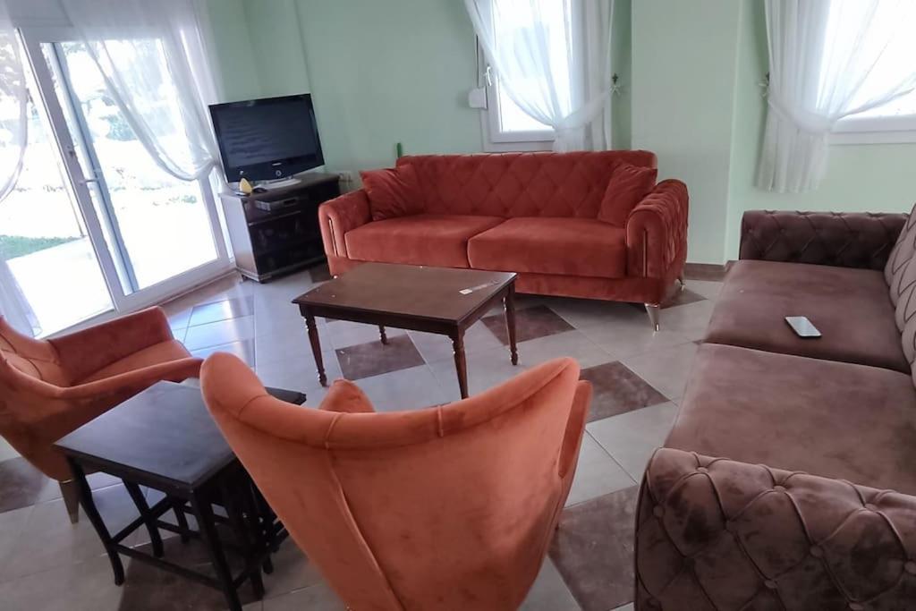 Posezení v ubytování Ayvalık Altınova Denize Sıfır Tripleks Yazlıık Villa