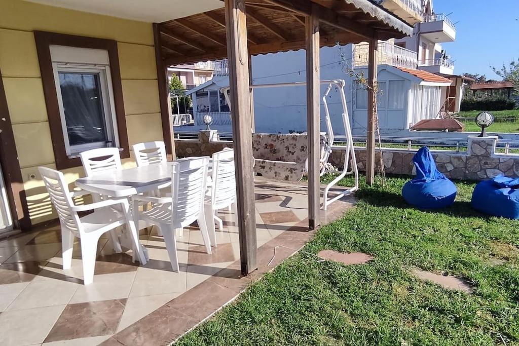 Patio nebo venkovní prostory v ubytování Ayvalık Altınova Denize Sıfır Tripleks Yazlıık Villa