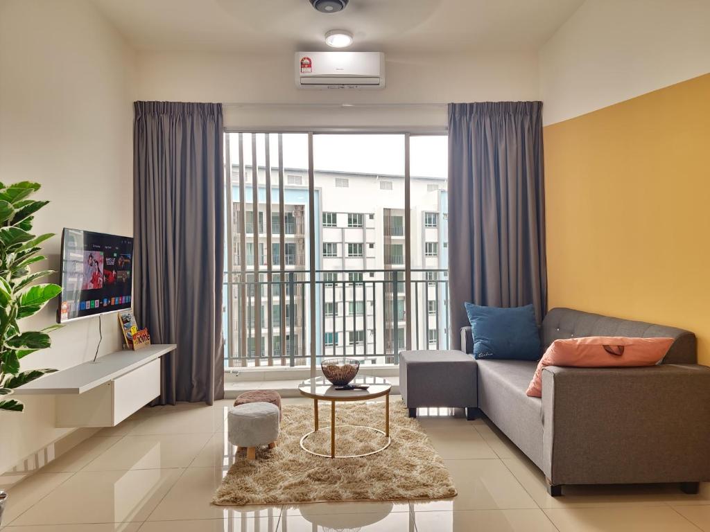 TV a/nebo společenská místnost v ubytování Seremban Pool View 5-6 pax Suite