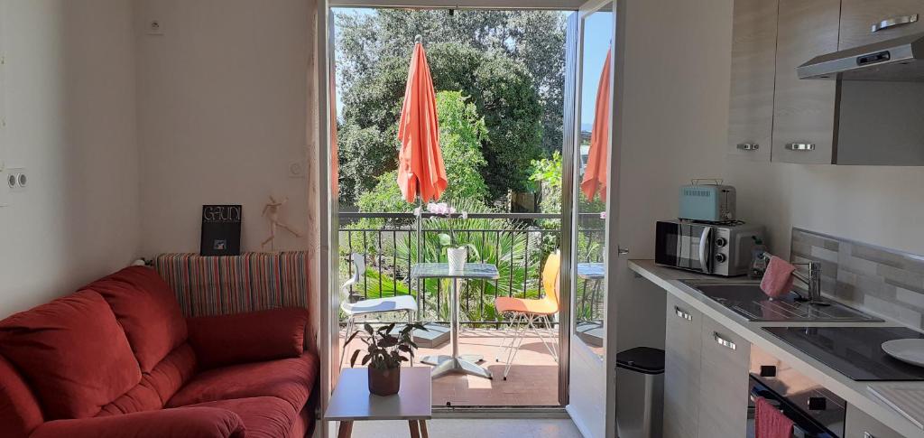Kuchyňa alebo kuchynka v ubytovaní Bel appartement avec grande terrasse ensoleillée et jardin