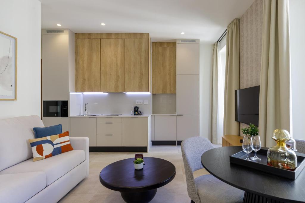 Plaza del Siglo Suites & Boutique Apartments by Caleta Homes - 13