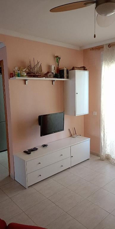 Televízia a/alebo spoločenská miestnosť v ubytovaní Apartamento, en pueblo pesquero