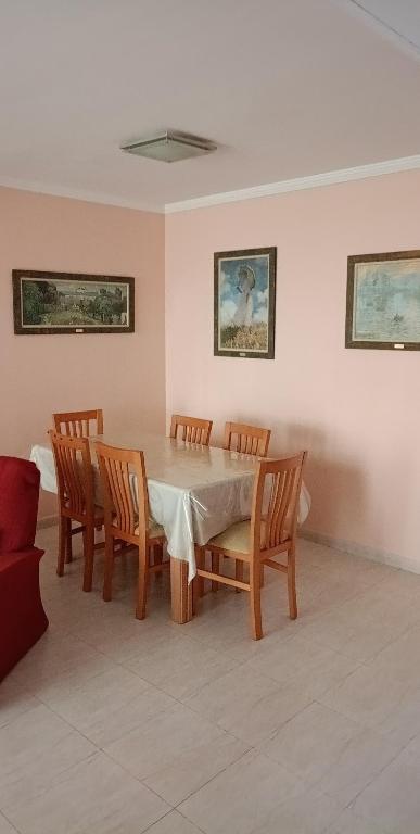 Posedenie v ubytovaní Apartamento, en pueblo pesquero