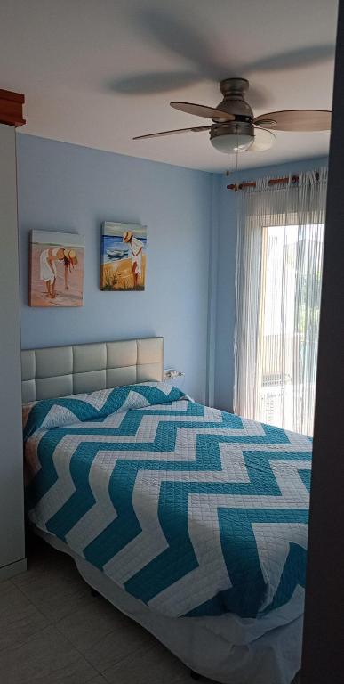 Posteľ alebo postele v izbe v ubytovaní Apartamento, en pueblo pesquero